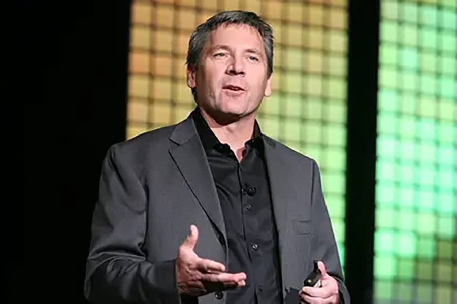 Warrington Alumni Rob Carter (BSBA ‘81) speaks to an audience