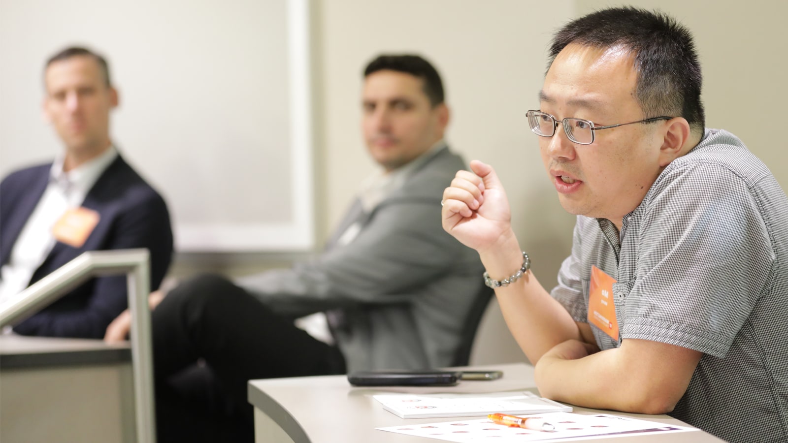 Dr. Mo Wang, director of the Human Resource Research Center, shares his insights on evolving HR trends during a discussion session.