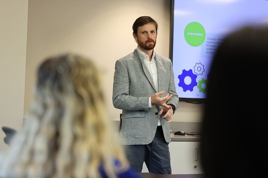 Professor presenting to students.