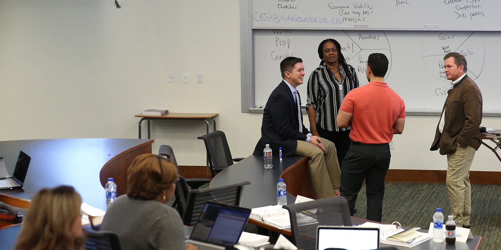 Dr. Chris Pryor with Veterans Entrepreneurship Program attendees. 