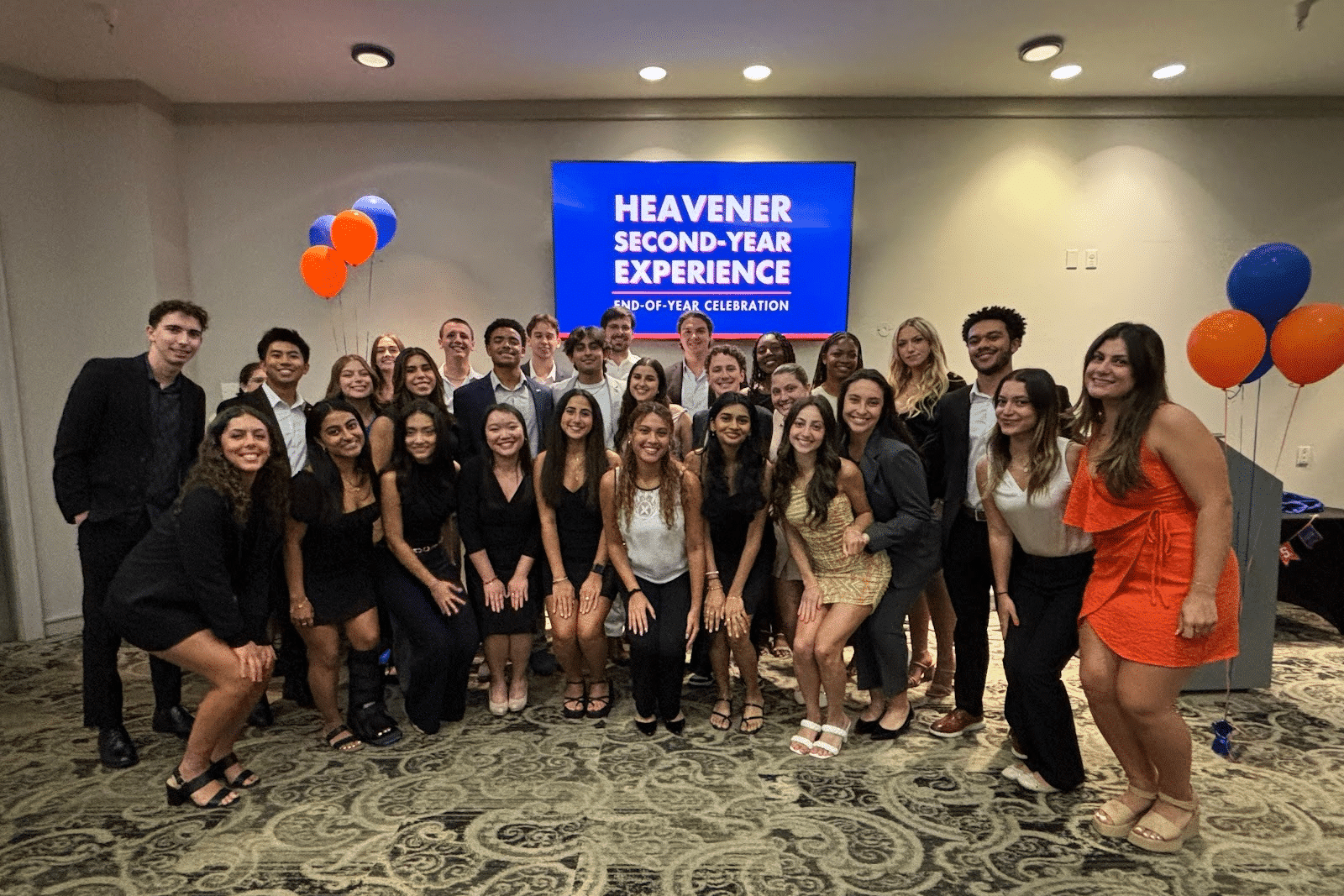Heavener Second-Year Experience students stand for a group photo.